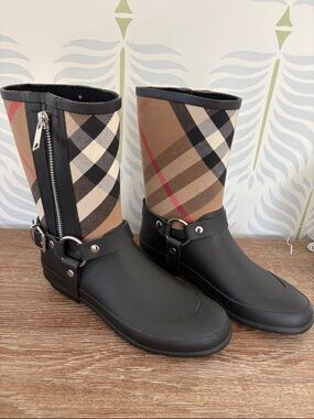 NWOT Burberry Rain Boots Size 38 Never Worn
